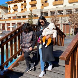 Zineb Obeid Instagram - « Être la mère d’un garçon, c’est avoir les poches pleines de fleurs sauvages et de pissenlits. C’est recevoir des compliments, des gestes attentionnés, et des câlins de la part d’un gentleman miniature. » 
Et c’est encore mieux quand ils sont deux 🥰🙏