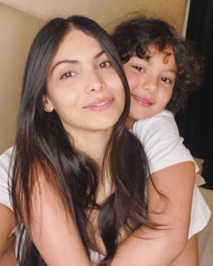 Zineb Obeid Instagram - À la base mon fils est très câlin 🙏❤️ mais avec le confinement, il s’est transformé en chaton 😊 toujours collé à moi... 🙈😍 Et vous comment ça se passe avec vos enfants? 😃