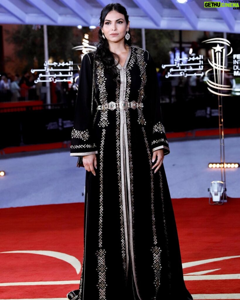 Zineb Obeid Instagram - look 2 @marrakechfilmfestival 🖤 Caftan @saharsalehcouture Bijoux @bijouterie.merveilleuse Mise en beauté @camillepetrouvi