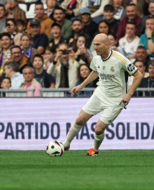 Zinédine Zidane Instagram - Dans un stade plein, incroyable de revivre ça, et pour la bonne cause 🙏