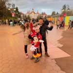Zuhal Topal Instagram - Bugün hem kendi çocuklarımız,hem içimizde ki çocukların günü🧿🥰👻 #disneyland #paris