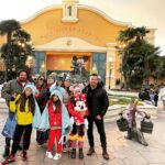 Zuhal Topal Instagram - Bugün hem kendi çocuklarımız,hem içimizde ki çocukların günü🧿🥰👻 #disneyland #paris