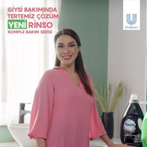 Zuhal Topal Instagram - Rinso’yla size yeni bir haberimiz var. İçinde bulunmaktan keyif aldığım yeni Rinso Komple Bakım Serisi reklam filmi yayında! Yenilenen Rinso Komple Bakım Serisi’nin en yeni üyesi Argan Özü ile tanışın! 💜 Rinso Argan Özü tüm renkli giysilerinizin ihtiyaçları için özel olarak geliştirilen formülüyle giysilerinize yıpranma karşıtı bakım yaparak hem renkli hem siyah giysilerinizin parlak renklerini ilk günkü gibi koruyor. 💫 Rinso Komple Bakım Serisi ile her yıkamanız giysi bakım rutinine dönüşsün ve giysilerinizin renkleri de sizin gibi ışıldasın! ✨#GiysiBakımındaTertemizÇözümRinso #işbirliği