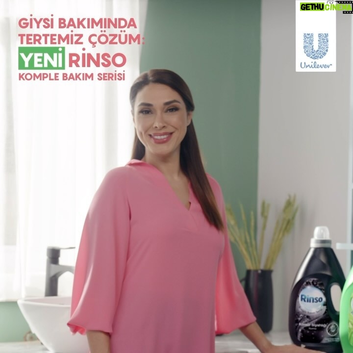 Zuhal Topal Instagram - Rinso’yla size yeni bir haberimiz var. İçinde bulunmaktan keyif aldığım yeni Rinso Komple Bakım Serisi reklam filmi yayında! Yenilenen Rinso Komple Bakım Serisi’nin en yeni üyesi Argan Özü ile tanışın! 💜 Rinso Argan Özü tüm renkli giysilerinizin ihtiyaçları için özel olarak geliştirilen formülüyle giysilerinize yıpranma karşıtı bakım yaparak hem renkli hem siyah giysilerinizin parlak renklerini ilk günkü gibi koruyor. 💫 Rinso Komple Bakım Serisi ile her yıkamanız giysi bakım rutinine dönüşsün ve giysilerinizin renkleri de sizin gibi ışıldasın! ✨#GiysiBakımındaTertemizÇözümRinso #işbirliği