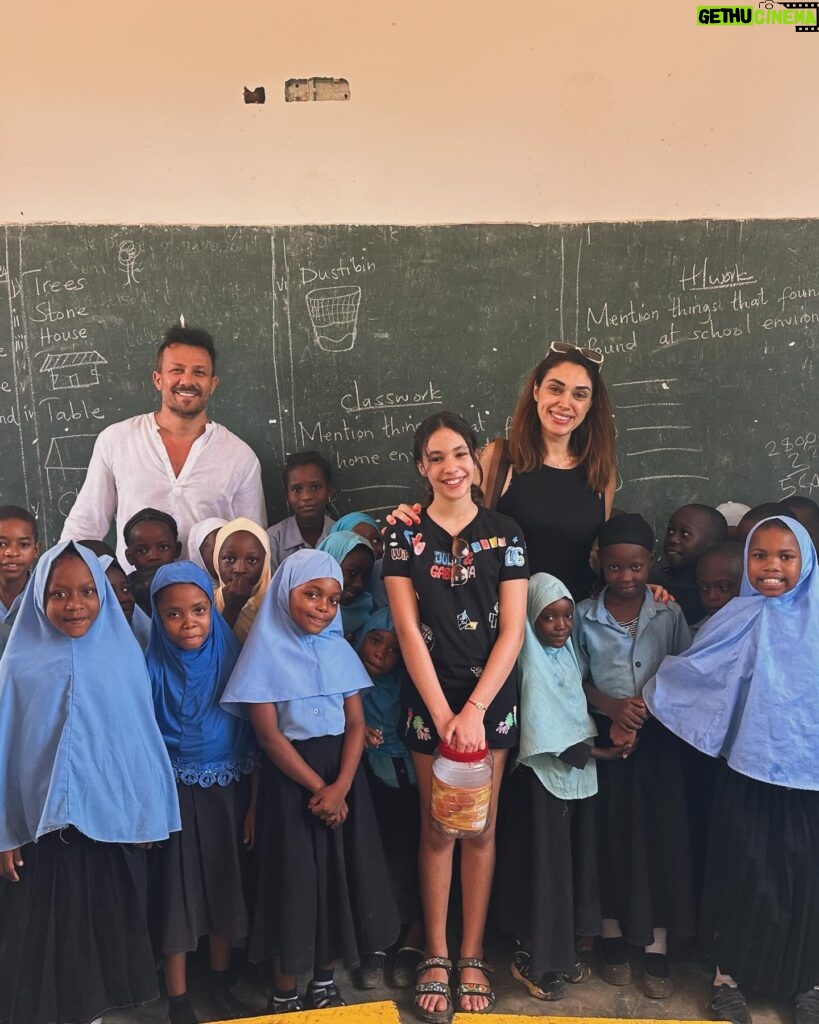 Zuhal Topal Instagram - Bugün Zanzibar’da okul ziyaretine gittik ve kalbimiz orada kaldı 🙏🥰