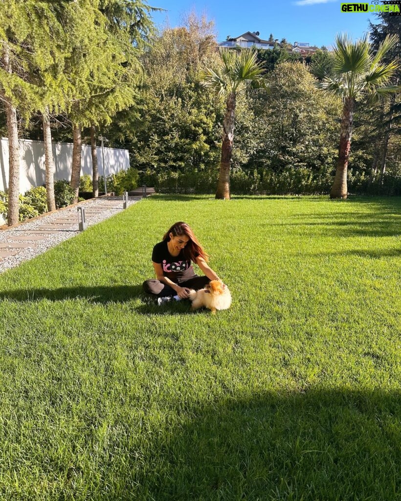 Zuhal Topal Instagram - Hayat yorulmak demek;bazen gülmeyi unutmak bazen de ,gülüşlerimizin içindeki sahici yanları kaybetmek demek.. ama gülmeyi unutursak daha zor gelir dertlerle baş etmek..ben tam da bu yüzden beni güldüren ,mutlu eden şeylerin peşinden giderim,inadına gülerim!.Yüzünüzü güldüren bir hafta olması dileğiyle👍🏻😍