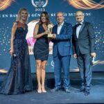 Zuhal Topal Instagram - KKTC Cumhurbaşkanımız Sn.Ersin Tatar’ın elinden aldığım Yılın En Başarılı Gündüz Kuşağı Programı ödülüne beni layık görenlere,sevgili @hayriyevurdu başta olmak üzere emeği geçen herkese çok teşekkür ederim🙏 bu güzel ve özel geceyi başarı ile sunan sevgili @yavuzseckin ve @gizemozdilli ‘yi de tebrik ediyorum 🥰