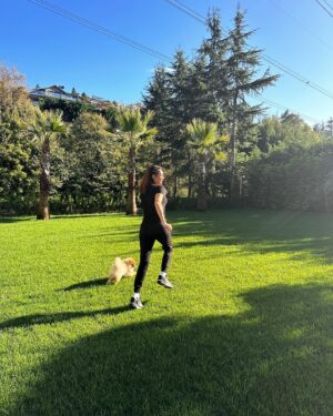 Zuhal Topal Instagram - Hayat yorulmak demek;bazen gülmeyi unutmak bazen de ,gülüşlerimizin içindeki sahici yanları kaybetmek demek.. ama gülmeyi unutursak daha zor gelir dertlerle baş etmek..ben tam da bu yüzden beni güldüren ,mutlu eden şeylerin peşinden giderim,inadına gülerim!.Yüzünüzü güldüren bir hafta olması dileğiyle👍🏻😍