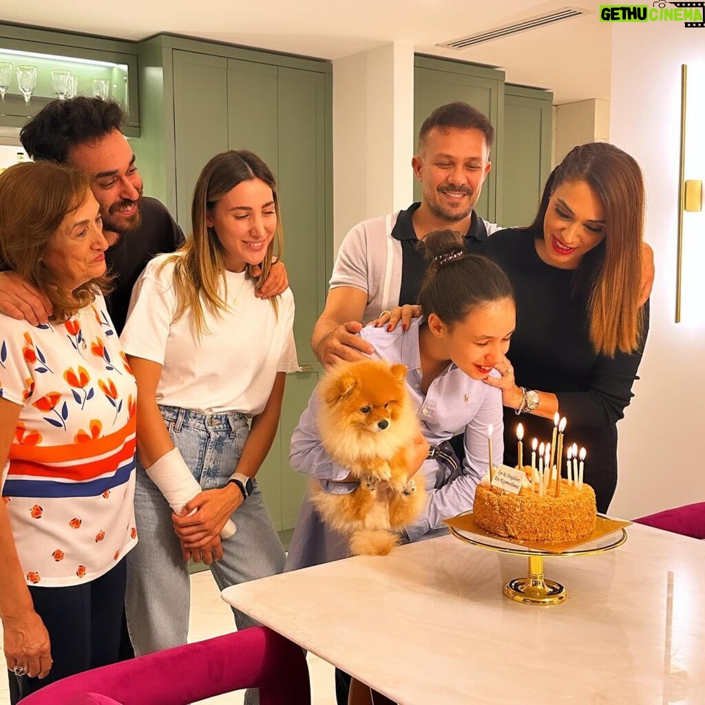 Zuhal Topal Instagram - 10 yıl evvel seni kucağıma ilk aldığım da hayatımın en mutlu anını yaşadım🥹Yıllar hızla geçerken,sen büyüyorsun,kalbimde ki sevgin de büyüyor❤️Her geçen yaşında senin gibi bir evlat sahibi olduğum için şükrediyorum 🙏Güzel kızım;hayallerinin peşinden gideceğine,güçlü,kararlı ve başarılı bir insan olacağına inancım tam😉Allahım karşına hep senin kadar merhametli, temiz yürekli ve iyi kalpli insanlar çıkarsın 🙏Sağlıklı ve mutlu bir insan olman tek temennim 🥰Seni çok seviyorum canım kızım iyi ki benim kızımsın iyi ki doğdun🧿Doğum günün kutlu olsun Linam🎂💋