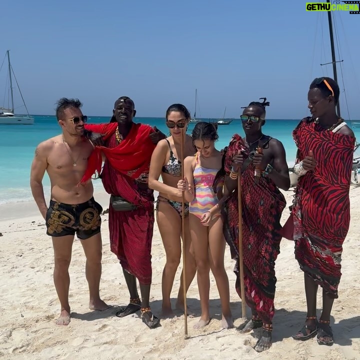 Zuhal Topal Instagram - 👺🧿 👻#hakunamatata 😃🌴🇹🇿☀️🌊