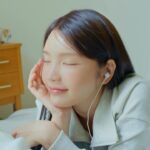 xooos Instagram - #DiscovertheJoy 쉼을 즐기고, 여느 때처럼 노래를 만들고, 작업실로 향하는 수스(@xooos_)의 모든 발끝에 디스커버리 익스페디션(@discoveryexpedition_kr) 조거맥스가 함께했습니다. 하루의 시작과 끝에 함께한 조거맥스는 페미닌한 실루엣이 돋보이는데요. 러닝화답게 가볍고 안정적임은 물론 볼드한 아웃솔이 포인트. 무엇보다 아웃도어와 일상에서 두루 활용할 수 있어 더욱 실용적입니다. 조거맥스와 함께한 수스의 무대 밖 일상. 같이 따라가볼까요?💙 🎥 아이즈매거진