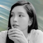 xooos Instagram - 봄날의 햇살과도 같은 아티스트 수스(@xooos_).💛 그녀가 상쾌한 아침을 맞이하며 듣는 음악은 무엇일까요?🪽 얼마 남지 않은 5월의 따스한 햇볕을 제대로 즐기고 싶다면, 수스가 추천하는 아침 햇살과 함께하기 좋은 플레이리스트를 주목해 보세요.🎧 🎥 아이즈매거진