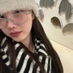 xooos Instagram - 보테가 베네타의 후원으로 개최된 강서경 작가님의 전시회 다녀왔어요! 다양한 매체와 방식으로 회화의 확장 가능성을 탐구하는 작가님의 130여점에 이르는 많은 작품을 보고왔는데요. 예술분야에 대한 보테가 베네타의 지속적인 지원으로 이러한 전시회가 열릴 수 있었다고 해요. 항상 느끼지만, 도슨트와 함께 작품을 감상하면 더 폭넓게 이해하게되고 여운 또한 오래 가는 것 같아요! 디지털 도슨트도 마런되어 있으니 추운 겨울, 따뜻한 의미를 찾아볼 수 있는 버들 북 꾀꼬리 전시회를 다녀오는건 어떠한가 추천드려요🐤 #BottegaVeneta #WillowDrumOriole #버들북꾀꼬리