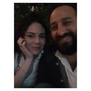 Açelya Devrim Yılhan Instagram - Spontane mutluluk, özlemiş olmak, iyi gelen şeyler, film gibi seyretmek, değişince güzelleşenler, varyasyon denemek, üç günde beş kilo challenge, uçak parçalanıyor galiba türbülansı, bayılayazmak ve bazı iyi ki varlar…