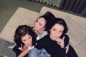 Açelya Devrim Yılhan Instagram - Yaşasın kız kızkardeşlerim! Yaşasın kız kardeşlik! ❤️