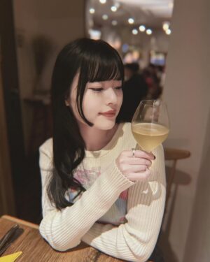 ASCA Instagram - 2024年の4月は人と会話する時間を沢山いただいています。

一人の時間も愛しているけれど、
一人からでは生まれないものを会話の中に日々見出しています。
その良いことも悪いことも私にはキラキラ輝いて見えるのです。

今年も最後までちゃんと走り切れるように
生活や食事や身体を整える期間。

出会ってくれた一人一人に、ありがとうございます🍃

#ASCA #asca_jp #sacramusic #singer #goodmusic #music #newrelease #newmusic #photography #photooftheday#portraitgames #earth_portraits #moodygrams #vscoportrait #fashion #japan #anime #anisong #Spotify #Applemusic
 #LINEMUSIC #portraitpage #imocam