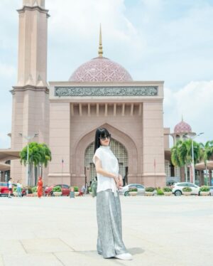 ASCA Instagram - 遅ればせながら、2月マレーシアでの思い出フォト達です

1枚目は様々なお土産が手に入る
「セントラルマネーケット」にて伝統凧「ワウ」のまね🪁

2枚目はずっと行ってみたかったピンクモスクへ🕌
3枚目はモスクの中。息を呑む美しさでした。

2月なのに灼熱マレーシア☀︎
この日は現地で買った伝統的な柄
「バティック」のボトムスを履いて街を歩いたよ。
知らなかった文化に沢山ふれてもっと好きになった場所!
またすぐ帰りたいな、会いたいなっ

---------------

FC「ASCA Music Entertainment」にて
マレーシア限定オフショットを公開📷
▷https://asca-me.com/s/n127/gallery

#ASCA #asca_jp #sacramusic #singer #goodmusic #music #newrelease #newmusic #photography #photooftheday#portraitgames #earth_portraits #moodygrams #vscoportrait #fashion #japan #anime #anisong #Spotify #Applemusic #LINEMUSIC #portraitpage #SACRAFES #Malaysia #KualaLumpur #Zepp