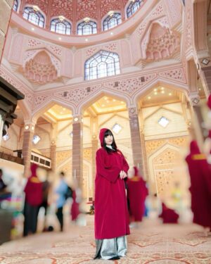 ASCA Instagram - 遅ればせながら、2月マレーシアでの思い出フォト達です

1枚目は様々なお土産が手に入る
「セントラルマネーケット」にて伝統凧「ワウ」のまね🪁

2枚目はずっと行ってみたかったピンクモスクへ🕌
3枚目はモスクの中。息を呑む美しさでした。

2月なのに灼熱マレーシア☀︎
この日は現地で買った伝統的な柄
「バティック」のボトムスを履いて街を歩いたよ。
知らなかった文化に沢山ふれてもっと好きになった場所!
またすぐ帰りたいな、会いたいなっ

---------------

FC「ASCA Music Entertainment」にて
マレーシア限定オフショットを公開📷
▷https://asca-me.com/s/n127/gallery

#ASCA #asca_jp #sacramusic #singer #goodmusic #music #newrelease #newmusic #photography #photooftheday#portraitgames #earth_portraits #moodygrams #vscoportrait #fashion #japan #anime #anisong #Spotify #Applemusic #LINEMUSIC #portraitpage #SACRAFES #Malaysia #KualaLumpur #Zepp