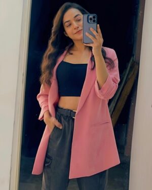 Aanchal Goswami Instagram - Guroor teri khoobiyon se nahi teri khaamiyon se bhi mohabbat karne ka hai 
Jaa koi mujhsa mile  toh kehna - आँचल ♥️♾️
