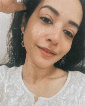 Aanchal Goswami Instagram - Mai sabr mein hoon intezaar mein nahi 🤍
Par tum mujhe besabr ache lagte ho✨

Mai karaar mein hoon fikar mein nahi 🤍
Par tum mujhe bekaraar ache lagte ho ✨

Mai ishq mein hoon pyaar mein nahi 🤍
Par tum mujhe azaad ache lagte ho ☀️- आँचल