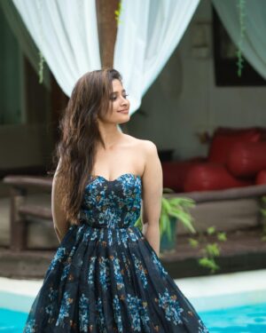 Aarohi Narayan Instagram - Show me the most damaged parts of your soul, I’ll show you how it still shines like gold ✨🍂