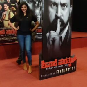 Aarohi Narayan Instagram - Look who's hiding behind me 😍😜
#ShivajiSurathkal #RameshAravind101 
@ramesh.aravind.official
