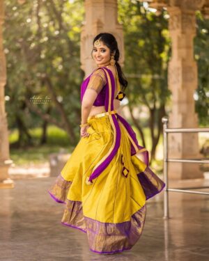 Aarohi Narayan Instagram - ಸಮಸ್ತ ನಾಡಿನ ಜನತೆಗೆ ದೀಪಾವಳಿ ಹಬ್ಬದ ಹಾರ್ದಿಕ ಶುಭಾಶಯಗಳು !! ❤️❤️❤️🙌

Happy Deepawali to one and all ☺️❤️🙌
.
.
.
.
.
.

Click: @chidu.ln_portraits 
Designer: @nineonine_designstudio 
MuA: @vibhasrinithi_makeup_artistry 
Jewelry: @beaded_treasures_jewelry
#aarohinarayan #deepawali2020