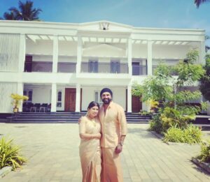 Aarthi Mohan Instagram - 🧿🧿🧿

Taking pride in our family, our tradition, our roots, our native, our beginning♡
.
.
.
#justbeingus #bettertogether #ours #native #familyhome #proudmoment #grateful #blessed #avanumnaanum