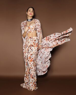 Aastha Sharma Instagram - Malaika ❤️
@malaikaaroraofficial in 
Outfit: @arpitamehtaofficial @arpita__mehta 
Jewellery: @irasvafinejewellery 
Make up: @meghnabutanihairandmakeup 
Hair: @hairstylist_madhav2.0 
Styled by @wardrobist with @reannmoradian 
Inter @shatakshipandeyy 
Shot by @amey_ghatge 
Managed by @naureen.abdullah