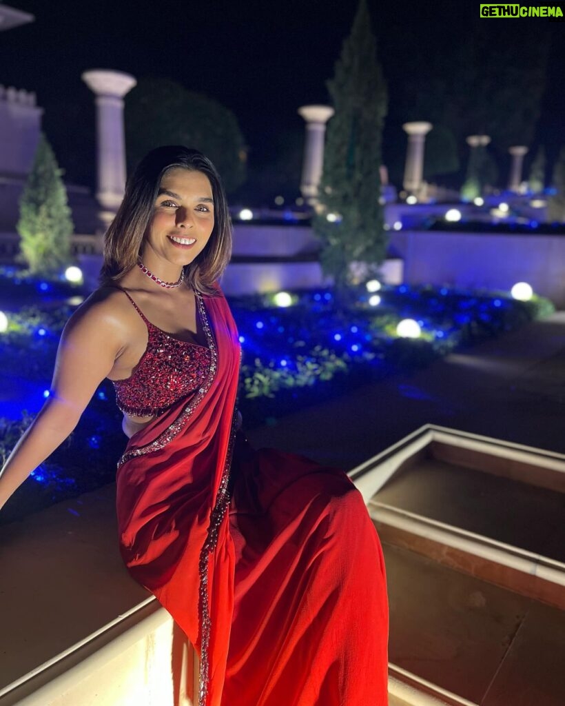 Aastha Sharma Instagram - An Indian affair ❤️ #endlessfestiveseason Look 1: this sexy saree version by @surilyg Look 2: red hot by @shivanandnarresh Look 3: Mehndi essentials by @punitbalanaofficial Look 4: floral story by @ritukumarhq Look 5: my precious one: wore my wedding lehnga from @anitadongre after 7 years and still obsessed with it ❤️ Beautiful jewels by @raabtabyrahul @fooljhadi 💫