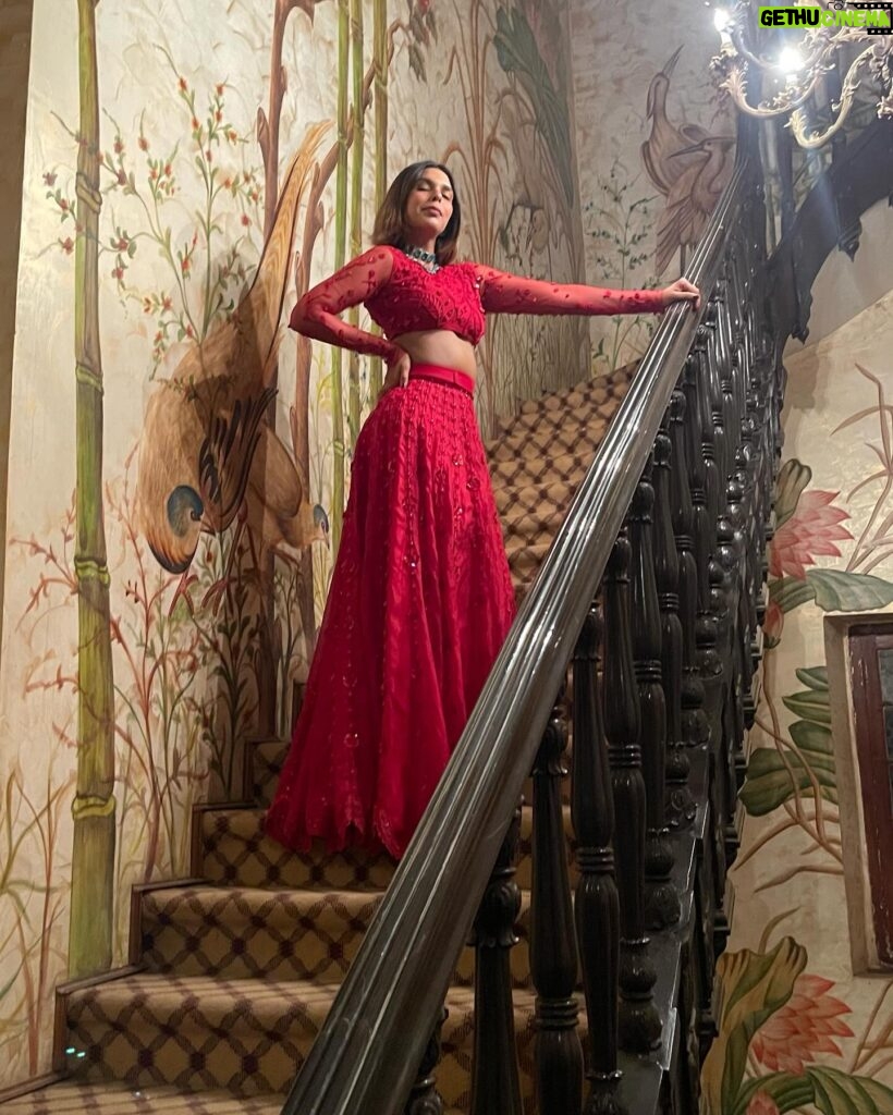 Aastha Sharma Instagram - An Indian affair ❤️ #endlessfestiveseason Look 1: this sexy saree version by @surilyg Look 2: red hot by @shivanandnarresh Look 3: Mehndi essentials by @punitbalanaofficial Look 4: floral story by @ritukumarhq Look 5: my precious one: wore my wedding lehnga from @anitadongre after 7 years and still obsessed with it ❤️ Beautiful jewels by @raabtabyrahul @fooljhadi 💫