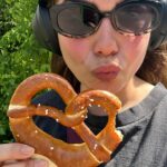 Abbey Hoes Instagram – Het is de maand mei, ik ben bijna 30, ik heb 1 pretzel, net 10 kilometer gewandeld en 40 lift selfies. 👍🧡🍊🫶