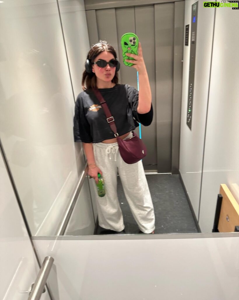 Abbey Hoes Instagram - Het is de maand mei, ik ben bijna 30, ik heb 1 pretzel, net 10 kilometer gewandeld en 40 lift selfies. 👍🧡🍊🫶