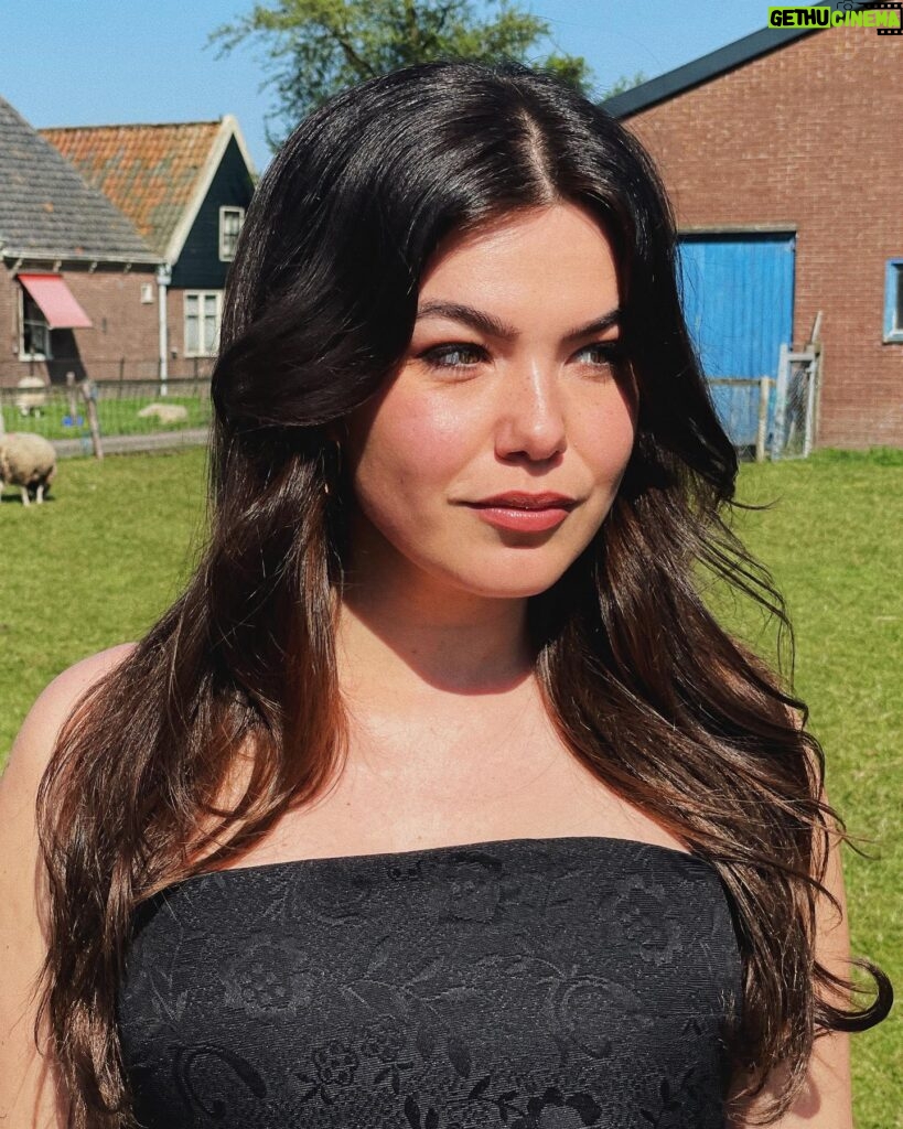 Abbey Hoes Instagram - Summer preview 🌷🌞🍓🌱 draaien met m’n liefste @abbeyhoes • • Product breakdown: Eyebrow: @charlottetilbury Brow Fix pencil - Dark Brown @charlottetilbury Brow Fix gel Eyes: @charlottetilbury Pillow Talk Dreams eyeshadow pallette @charlottetilbury Barbarella Brown pencil @sweedbeauty Satin Kohl eyeliner “Bright” @sweedbeauty Cloud Mascara Skin: @charlottetilbury Wonder-glow primer @sweedbeauty Mineral Powder “Fair” @sweedbeauty Air Blush Cream “Cheeky” & “Dollface” @charlottetilbury Pillow Talk Multi Glow highlight @charlottetilbury Airbrush bronzer Medium 2 Lips: @charlottetilbury Pillow Talk Medium lipstick @charlottetilbury Pillow Talk lip pencil @charlottetilbury Pillow Talk lipglass @charlottetilbury Airbrush Setting Spray (always) @balmainhair @balmainhairextensions @spicepr @sheso_trading @geenbluf