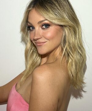 Abby Elliott Instagram - 🩵BEAR PART 3 PREMIERE🩵 all episodes out TONIGHT

@lilly_keys 
@barbdoeshair 
@ecduzit