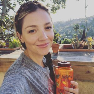 Abby Elliott Instagram - It’s #nationalinfertilityawarenessweek 🧡 I’m honored to #bandtogether and #rallylikeamofo with @resolveorg & @fertilityrally today. Infertility sucks and my heart is with everyone that’s a part of “the worst club with the best members”
-1 in 8 couples have trouble getting pregnant or sustaining a pregnancy.
-7.4 million women have received infertility treatment in their lifetime.
-Only 16 states have some sort of insurance mandate to help cover infertility treatment.