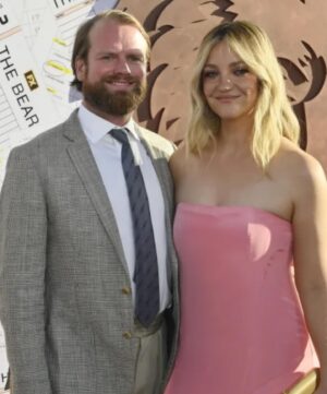 Abby Elliott Instagram - 🩵BEAR PART 3 PREMIERE🩵 all episodes out TONIGHT

@lilly_keys 
@barbdoeshair 
@ecduzit