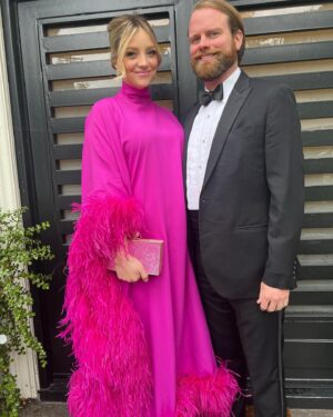 Abby Elliott Instagram - TFW you love your man AND your guild @sagawards @thebearfx
