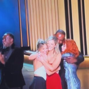 Abby Elliott Instagram - Whooaaah whoah whoah a truly unforgettable night with the 🐻 fam❤️