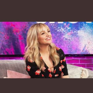 Abby Elliott Instagram - Thank you for having me @kellyclarksonshow 💫I got to eat lobster, be Meryl Streep, talk @nbcindebted and going through IVF treatments. This is an emotionally difficult process but in my case talking about it and hearing other people’s stories has made me feel less alone.  To anyone going through infertility, you are so strong.❤️