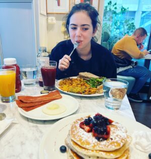 Abby Ryder Fortson Instagram - PRESS = HUNGRY😂 
Vegan pancakes ❤️ Vegan omelette ❤️ Vegan egg (interesting) and Soy Bacon ❤️