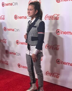 Abby Ryder Fortson Instagram - What an incredible experience!! @cinemacon
.
 @lionsgate @margaretmovie 
.
.
Shout outs!!!
Stylist @taraswennen 
Glam @natasharg 
Incredible suit  @thombrowne ❤️
Boots @docmartensshoes 
Photographer @bentrivett 
@people
