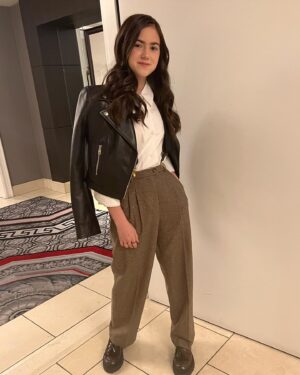 Abby Ryder Fortson Instagram - Just catching my breath since getting back from Vegas!! @cinemacon was AMAZING!! Words can’t express how grateful I am for this experience. @lionsgate @margaretmovie 
.
.
I have so many pictures to share here’s the beginning!!! ❤️

Shout outs!!!
Stylist @taraswennen 
Glam @natasharg 
Pants @rouje 
Shirt @mantu_castor 
Shoes @andotherstories 
Jewelry @castjewelry 
Jacket @dolcegabbana 

Photographer @bentrivett Thank you!!!! @people