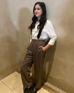 Abby Ryder Fortson Instagram - Just catching my breath since getting back from Vegas!! @cinemacon was AMAZING!! Words can’t express how grateful I am for this experience. @lionsgate @margaretmovie 
.
.
I have so many pictures to share here’s the beginning!!! ❤️

Shout outs!!!
Stylist @taraswennen 
Glam @natasharg 
Pants @rouje 
Shirt @mantu_castor 
Shoes @andotherstories 
Jewelry @castjewelry 
Jacket @dolcegabbana 

Photographer @bentrivett Thank you!!!! @people