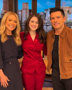 Abby Ryder Fortson Instagram - FUN MORNING NYC!! @livekellyandmark @margaretmovie @lionsgate 
.
.
@jordan_grossman @lizomakeup @wolfkasteler @lagencefashion ❤️