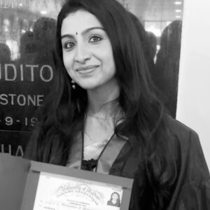 Abeneya Nethran Instagram - 05.04.2024 👩‍🎓!

With my stupids !! @kaviyashree_06 @simran_sharma.mua ❤️

And my kutty @iam.anchana who accompanied as a parent 🤭❤️

#tobeframed #memories #graduation #doneanddusted #convocation #abeneya #insta