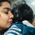 Abi Navya Instagram - Train travel for the first time with dhruv🥰🎉😘 laddu’s happy face 🤩 and he found one new girlfrnd in train 😆🫣😘he literally enjoyed the whole travel time ✨✨✨✨🫣 Wearing cotton kurta from @aaryes.collection
