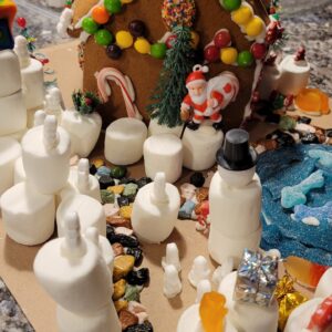 Abigail Savage Instagram - Merry Christmas everybody! (highlights from this year's gingerbread house)