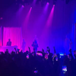 Abigail Thorn Instagram - Slayyyter using Breadtube lighting in London tonight!!! 💅💃🏻Having a blast with my gal pals!