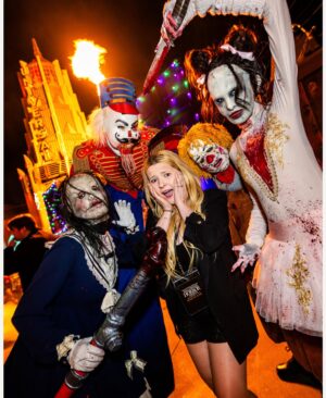 Abigail Breslin Instagram - Thank you @unistudios for treating us to a scare-tastic evening at #halloweenhorrornights !!!!!!